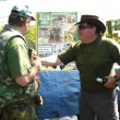 Va�ek �eh�k z Police vyfoukl Milo�ovi p�ed nosem fla�ku ferneta